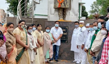 ???? *कांग्रेस भवन, महेंद्र कर्मा चौक व शहीद स्मारक पर झीरम में शहीद कद्दावर नेताओं सहित पुलिस जवानों को शहर कांग्रेस ने दी श्रद्धांजलि*