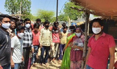 महिला कांग्रेस ने कच्ची बस्ती में किये मास्क वितरण