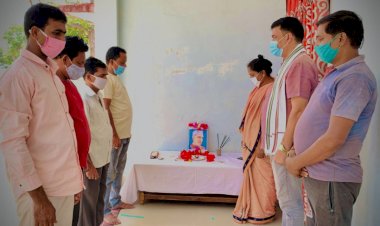 भारत के प्रथम प्रधानमंत्री पंडित जवाहरलाल नेहरू जी के 57वीं पुण्यतिथी के मौके पर आज दोरनापाल के समस्त कांग्रेसियों ने दोरनापाल रेस्ट हाऊस में एकत्रित हो कर उनके छायाचित्र पर पुष्पमाला अर्पित कर उन्हें नमन किया