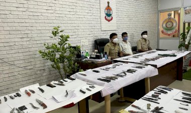 CG ब्रेकिंग: चाकूबाजों के खिलाफ ऑपरेशन: ऑनलाइन चाकू मंगाने वालों के खिलाफ़ कसा शिकंजा… सिटी SP दफ्तर के 4 टेबल भर गए चाकुओं से... 69 नाबालिगों ने सिर्फ इसके लिए मंगवा रखे थे खतरनाक हथियार... 340 चाकू जब्त....