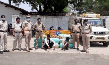 CG ब्रेकिंग: गांजे के खिलाफ जिले में अब तक की सबसे बड़ी कार्यवाही... आम के कैरेट के बीच गांजा दबाकर ले जा रहे थे तस्कर... इसकी थी तैयारी... फिर जो हुआ... 2 अंतरराज्यीय तस्कर 390 किलो गांजा के साथ गिरफ्तार....