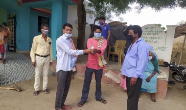 मस्तूरी जनपद पंचायत के ग्राम पंचायत गोड़ाडीह में सरपंच प्रतिनिधि जगदीश्वर यादव के द्वारा पुरे ग्राम वासियों को बांटा गया मास्क सेनेटाइजर व पुरे गांव को किया गया सनेटाइज