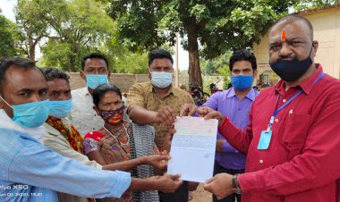 मधुमक्खी के हमले से मृत महिला के परिजनों को संसदीय सचिव व विधायक जगदलपुर रेखचंद जैन ने सौपा चार लाख राशि का चेक