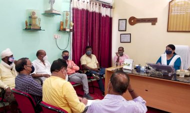 महापौर ने आज बीती रात हुयी बारिश पर सुबह गीदम रोड का निरीक्षण कर वस्तुस्थिति से अवगत होते निगम कार्यालय मे निगम अधिकारी