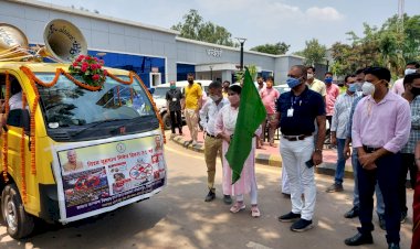 विश्व धुम्रपान निषेध दिवस पर महारानी अस्पताल मे वाहन को हरि झंडी दिखाकर रवाना करते संसदीय सचिव व विधायक श्री रेखचंद जैन,महापौर श्रीमती सफीरा साहू  जगदलपुर