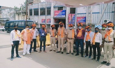 पुलिसकर्मियों का किया सम्मान