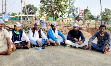 प्रदेश अध्यक्ष कोमल हुपेंडी के नेतृत्व में आम आदमी पार्टी के जांच दल को सिलगेर से 3km पहले रोका गया