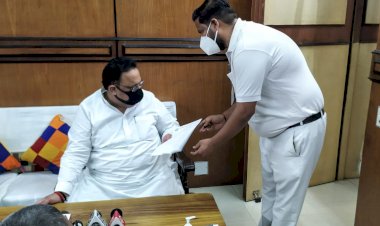 मेडिकल कॉलेज में वेतन समय पर दिलाने की मांग, नर्सेजकर्मियों ने सौंपा ज्ञापन