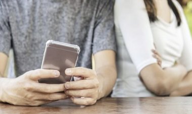 CG स्नैप चैट वाला प्यार :- स्नैप चैट के चक्कर में बिखरा हंसता खेलता परिवार…पति कर रहा था स्नैप चैट पर किसी और महिला से बातें, टोकने पर पत्नी को जमकर पीटा…..फिर जो हुआ पढ़े पूरा मामला