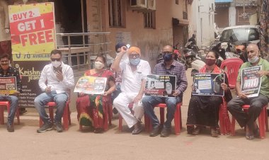 केंद्र सरकार की नीतियों के खिलाफ दुर्ग ज़िला शहर कांग्रेस उपाध्यक्ष के नेतृत्व में  नेताओं ने अपने घर के बाहर गाड़ा तंबू, खाली सिलेंडर रखकर, थाली बजाकर किया प्रदर्शन