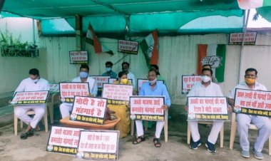 बिलासपुर,देश मे जरुरी वस्तुओं के लगातार बढ़ते दामो के कारण बढ़ती महंगाई और केंद्र सरकार के नियंत्रण से बाहर हो रहे पेट्रोल डीज़ल के दामो के विरोध में आज कांग्रेसियों ने भाजपा की ही तर्ज पर अपने अपने घरों के सामने एक दिवसीय धरना दिया