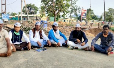 सिलगेर जा रहे आम आदमी पार्टी के जांच दल को तर्रेम थाना में पुलिस ने रोका,जांच दल थाने के सामने ही बैठा धरने पर,आज धरने के दूसरा दिन लगातार जारी