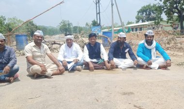 सिलगेर मामले को लेकर हम तर्रेम ( बीजापुर ) थाने के सामने धरने पर बैठे है आज दूसरा दिन है ,,,