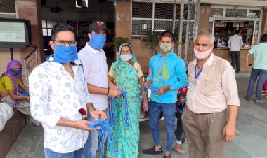 1100 मास्क व 1100 सेनेटाइजर कोरोना योद्धाओं को किए वितरित