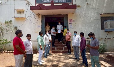 पार्षदों को अलोकतांत्रिक तरीके से निलंबन करने के विरोध में तहसीलदार को सौंपा ज्ञापन