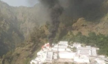VIDEO ब्रेकिंग: वैष्णो देवी मंदिर परिसर में लगी भीषण आग.... प्राकृतिक गुफा से 100 मीटर दूरी पर हुई घटना.... देखते ही देखते आग ने किया विकराल रूप धारण.... देखें VIDEO.....