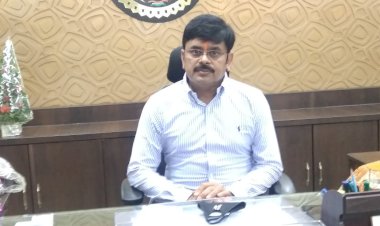 नए कलेक्टर जितेन्द्र शुक्ला ने लिया चार्ज.... बोले, प्रशासनिक और विभागीय अधिकारी, कर्मचारी पूरी संवेदनशीलता के साथ जनहित के कार्य करें.... निवर्तमान कलेक्टर सहित अफसरों ने दी शुभकामनाएं......