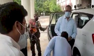CG VIDEO ब्रेकिंग: स्वागत में खड़ा था पूरा प्रशासन... गाड़ी से उतरे कलेक्टर.... तहसीलदार ने झट से छू लिए नए कलेक्टर के पांव.... IAS अफसर ने भी कह दिया 'खुश रहो'.... फिर जो हुआ.... देखें VIDEO.....