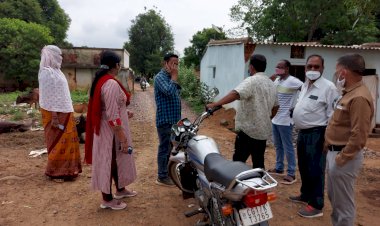 अनुकूलदेव वार्ड का निरीक्षण करते हुए