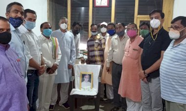 लखनपुर कांग्रेस कमेटी ने सहीद विद्याचरण शुक्ल की पुण्य तिथि पर किया उनको नमन ।