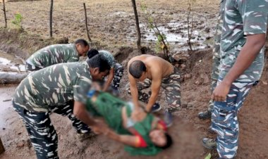 लाख संग्रहण करने गयी महिला की करेंट से मौत… सी आर पी एफ बटालियन 211 बिरनासिल्ली के जवान पहुचे तत्काल महिला को बचाने की पूरी कोशिश की लेकिन महिला नही बचा पाई...!