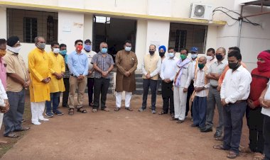 कोरोना से दिवंगत हुए आत्मा की शांति के लिए नवागढ़ विधायक कार्यालय में मौन धारण कर उनकी मुक्ति और शांति के लिए प्रार्थना किया