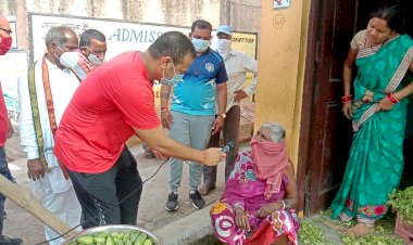 विधायक विकास उपाध्याय ने पेट्रोल-डीजल की कीमतों में की जा रही भारी वृद्धि के विरोध में किया प्रदर्शन.... बोले, झूठे वादे,जुमलों की पेलम-पेल हैं,अब तो मान जा सरकार तेरी फेल हैं....