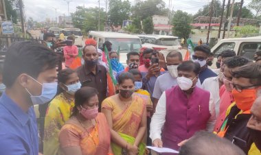 राज्य सरकार के झूठे वादों पर भाजयुमो का विरोध प्रदर्शन पूर्व मंत्री श्री केदार कश्यप जी व अन्य भाजपाइयो द्वारा सुकमा एसडीएम को सौपा  ज्ञापन