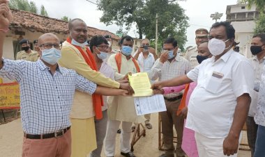 *भाजपा अजजा मोर्चा के कार्यकर्ता बघेल सरकार के ढाई साल का हिसाब लेने प्रेमनगर विधायक खेलसाय सिंह व प्रतापपुर विधायक प्रेमसाय टेकाम के निवास पर... याद दिलाया घोषणा पत्र...*