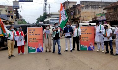 बस्तर जिला कांग्रेस कमेटी (शहर) अध्यक्ष राजीव शर्मा के नेतृत्व और मार्गदर्शन में आज दिनाँक 18 जून 2021 (शुक्रवार) को कोविड-19 के दिशा-निर्देशों का पालन करते हुए केंद्र सरकार की गलत नीतियों के कारण देश में पेट्रोलियम पदार्थ के उत्पादों सहित अन्य आवश्यक वस्तुओं के मूल्यों में हो रही कमरतोड़ बेतहाशा वृद्धि के विरोध में जिला मुख्यालय सहित समस्त ब्लॉकों के द्वारा राष्ट्रीय/राजकीय राजमार्गों  सहित नगर के प्रमुख चौक चौराहों में दोपहर 12 बजे से 12:05 तक 5 मिनट का सांकेतिक चक्काजाम कर विरोध प्रदर्शन किया