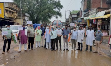 लखनपुर ब्लॉक कांग्रेस कमेटी ने किया महंगाई के विरोध में सांकेतिक चक्काजाम।