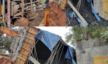 महानटूर से कोयला लेकर रायपुर के लिए जा रहे ट्रक अनियंत्रित होकर पलटा। बाल बाल बचे ड्राइवर।