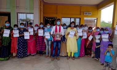 बिग.ब्रेकिंग:30 महिलाओं ने थामा जोगी कांग्रेस का दामन - आशीष जैन…..साजा क्षेत्र के ग्राम ओडिया से अनूपूर्णा ठाकुर व उनके 5 साथियो ने और बड़ी संख्या में नवागढ़ विधान सभा के ग्राम मोतिनपुर,रामपुर,झाझा डीह,की 25 महिलाओं ने प्रवेश किया…