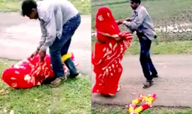 VIDEO : दुल्हन की दूल्हे के भाई ने सड़क पर पटककर की पिटाई…… लव मैरिज कर लौट रहे दुल्हा-दुल्हन को देख भाई बौखलाया…..घंटों होता रहा सड़क पर मार पिटाई….देखे विडियो…..