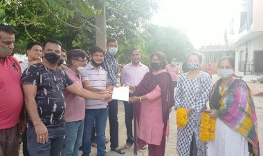 गोकुलम विलाज कॉलोनी में मूलभूत सुविधाएं नहीं, महिला पार्षदा को समस्या से करवाया अवगत