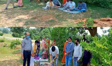 लखनपुर जनपद उपाध्यक्ष ने  रजपुरी के धनपुरी में सीसी रोड और बाउंड्रीवाल का किया भूमिपूजन ।