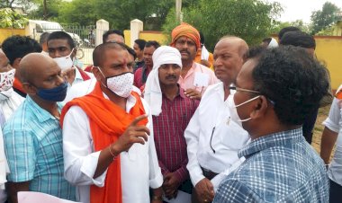 खुड़िया पुलिस चौकी बंद करने साथ ही अन्य क्षेत्रीय मुद्दों को लेकर विरोध प्रदर्शन करने सड़क पर उतरे पूर्व विधायक तोखन साहू
