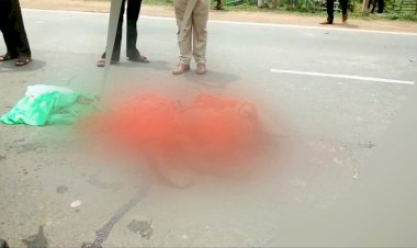 दर्दनाक सड़क हादसा :- ट्रक ने मारी मोटरसाइकिल को टक्कर.......नवविवाहित महिला की मौत.....देंखें  दर्दनाक हादसे का विडीयों…..