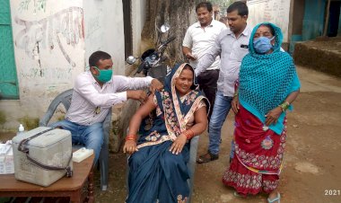 मस्तूरी जनपद पंचायत के ग्राम पंचायत जोंधरा में सरपंच माधुरी उतरा  कुमार रात्रे ने लगवाया कोरोना का पहला डोज लोगो को घर घर जा कर कोरोना टीकाकरण के लिए कर रहे प्रेरित पढ़े पूरी खबर