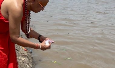 महामंडलेश्वर स्वामी हंसराम उदासीन ने की सूर्य पुत्री तापी नदी में यज्ञ भस्मि प्रवाहित