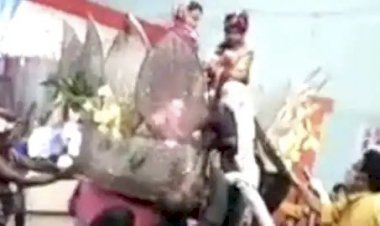 वरमाला के बाद हाथ थामे खड़े थे दूल्हा-दुल्हन: दुल्हन को वरमाला पहनाते ही स्टेज पर चढ़ गई दूल्हे की मां.... बेटे को दिया चप्पलों से आशीर्वाद.... मां ने वर को चप्पलों से पीटा.... फिर जो हुआ......