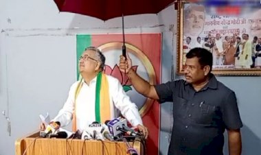 CG ब्रेकिंग: मीडिया से बात कर रहे थे पूर्व CM.... आरोपों की झड़ी के बीच टपकी रमन सिंह की छत.... टपकने लगा पानी.... बूंदें सीधे पूर्व CM पर गिरी.... PSO ने छाता तान भीगने से बचाया.... फिर हुआ ये......