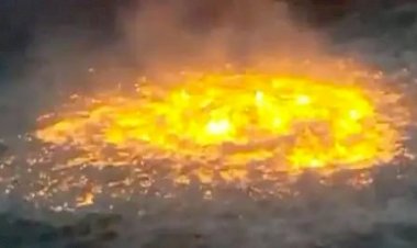 VIDEO: समुद्र के पानी में लगी आग.... घंटो तक समुद्र में धधकती रही आग..... भीषण लपटें देख सभी हैरान.... देखें VIDEO......