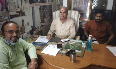 प्रख्यात अंक ज्योतिषी डॉ. कुमार की पंडित ओम प्रकाश व्यास से भेंट