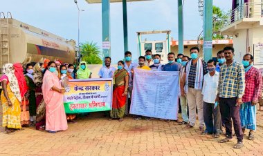 केंद्र सरकार के खिलाफ हस्ताक्षर अभियान चला कर कांग्रेसियों ने नारेबाजी करते हुए विरोध प्रदर्शन किया