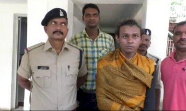 2 जेल प्रहरी निलंबित BIG CG NEWS: पुलिस को चकमा देकर किन्नर की हत्या का आरोपी हुआ फरार.... भागने की कहानी किसी फिल्म से कम नहीं.... किन्नर फरार मामले में दो जेल प्रहरी निलंबित......