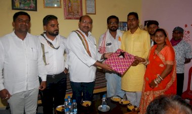 दूधाधारी मठ रायपुर शिवरीनारायण मठ के पीठाधीश्वर तथा छत्तीसगढ़ राज्य गौ सेवा आयोग के अध्यक्ष राजेश्री महंत डॉ रामसुन्दर दास जी महाराज अपने सहयोगी के साथ जन्मोत्सव गृह प्रवेश पर पहुंचे कोनारगढ़