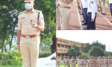 कबीरधाम पुलिस अधीक्षक मोहित गर्ग ने लिया जनरल परेड की सलामी किये निरीक्षण।     रक्षित केंद्र के सभागार में दरबार लगाकर अधिकारी/जवानों की सुनी समस्याएं दिए आवश्यक निर्देश।