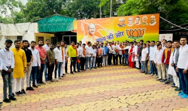 भाजपा प्रदेश शीर्ष नेत्रतित्व से मिलने पहुंचे भाजयुमो के नवनियुक्त पदाधिकारी... डॉ रमन बोले, युवा मोर्चा के पदाधिकारी डरते नहीं बल्कि मुद्दों को लेकर सड़कों पर डटे रहते हैं.....