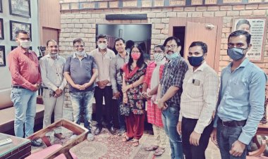 मशाल रैली निकालकर नियमितीकरण की मांग को पूरा करवाने के लिए चरणबद्ध आंदोलन का होगा आगाज़ -अमित जोगी का अनियमित कर्मचारियों को समर्थन    मशाल रैली के लिए प्रशासन की आनाकानी,अनियमित कर्मचारियों में रोष का माहौल, जनता कांग्रेस के अध्यक्ष अमित जोगी ने किया नैतिक समर्थन, समस्त 28 जिलों में महासंघ के पदाधिकारियों एवं आम सदस्यों के साथ मशाल रैली में होंगे जोगी कांग्रेस के कार्यकर्ता सम्मिलित।